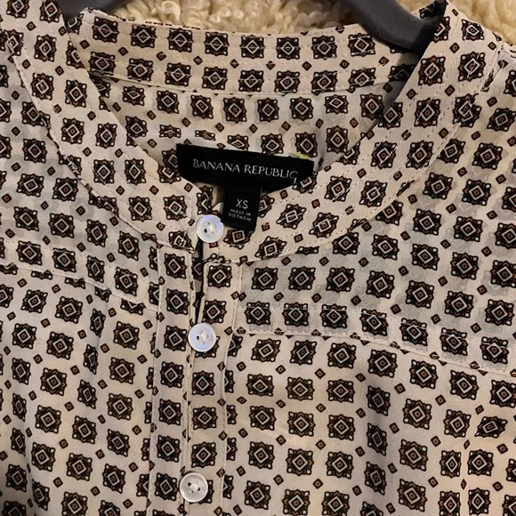 Banana Republic Logo Pleated Midi Dress in Beige White Print Sz XS - Picture 11 of 15